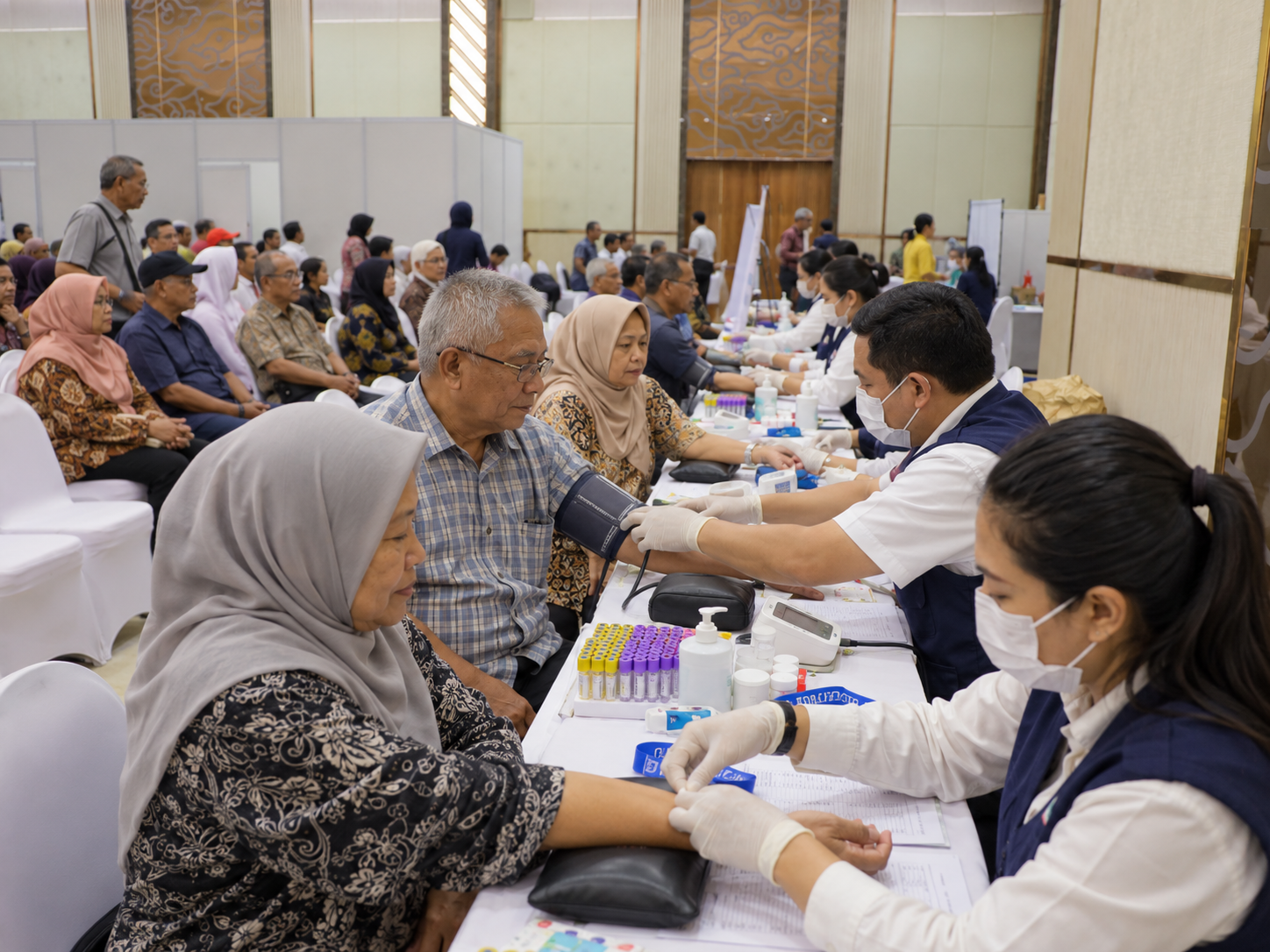 Ilustrasi peserta Indonesia usia lanjut mengikuti pemeriksaan kesehatan dan tekanan darah bersama tenaga medis dalam ruangan