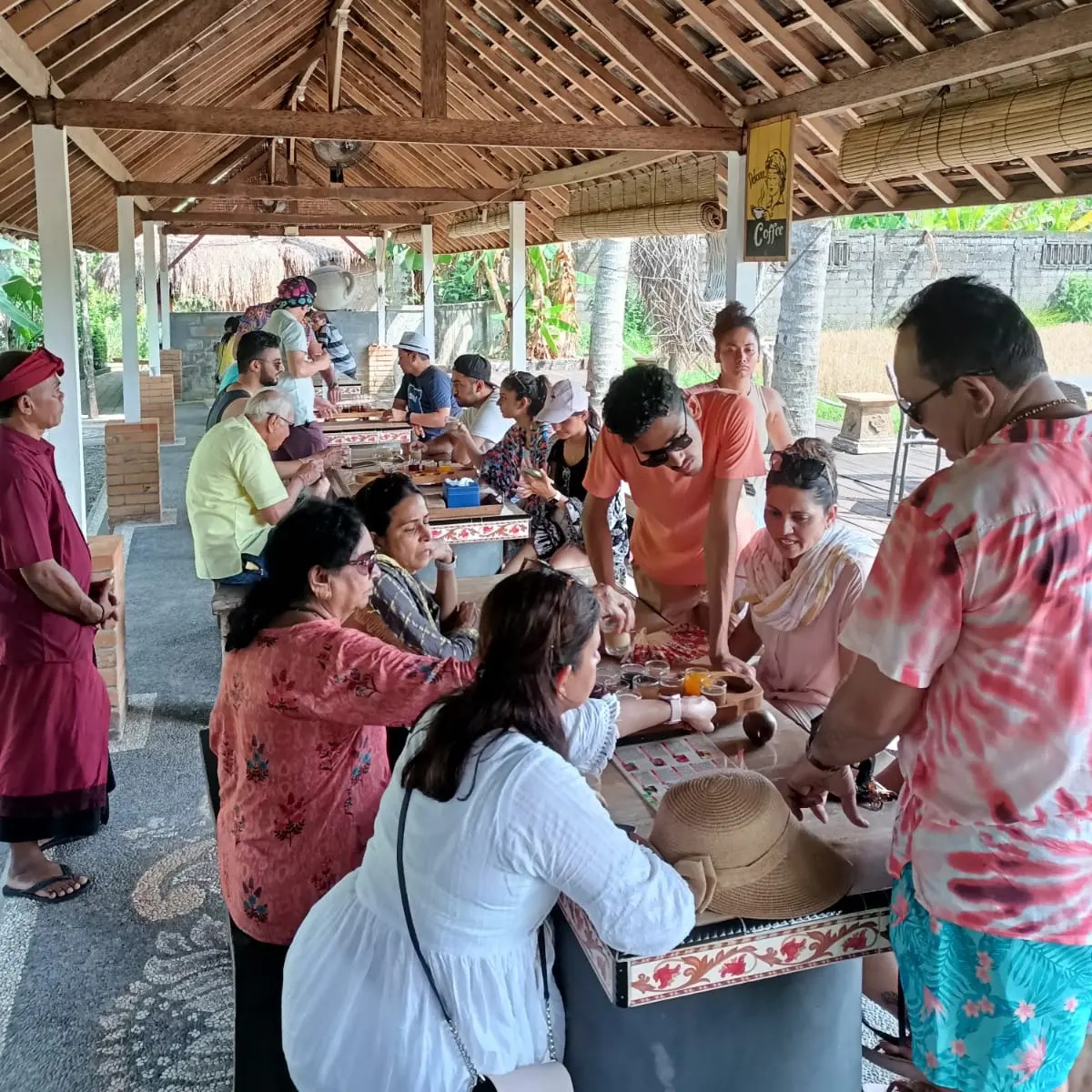 Suasana pengunjung mengenal dan mencicipi kopi di Lumbung Sari, salah satu destinasi UMKM di Bali